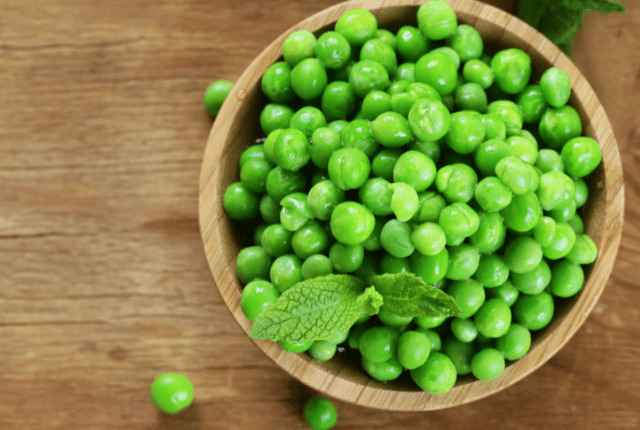 Erbsen in der Holzschale