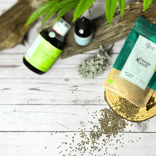 Hanfprodukte in Naturqualität liegen auf kleinem runden Holz auf grauem Hintergrund